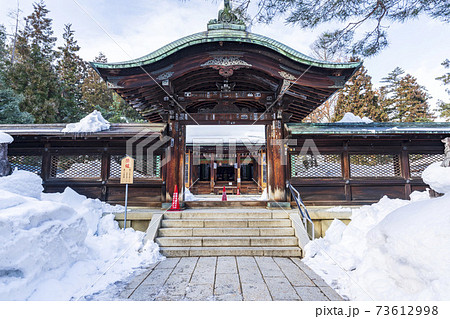 冬の上杉神社 門 山形県米沢市の写真素材