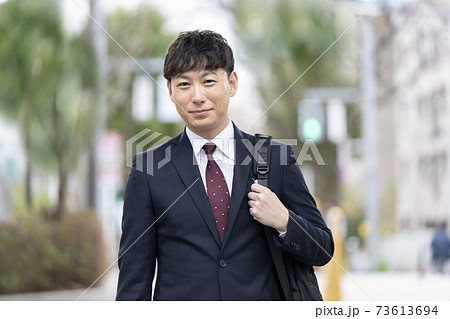 笑顔のビジネスマン 73613694