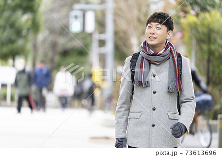 コートを着た30代後半の男性 73613696