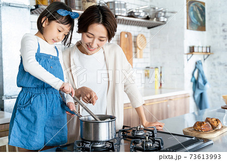 キッチンで料理をする親子 73613993