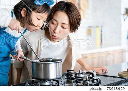 キッチンで料理をする親子 73613999