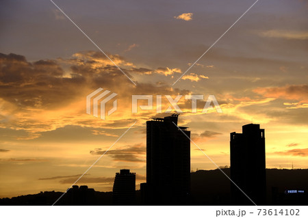 高雄市夕景　大きな広い空 73614102