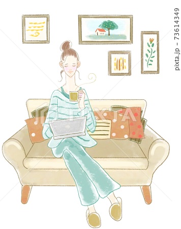 家でソファーに座りパソコンで仕事をしながら暖かい飲み物を飲むオシャレな女性のイラストのイラスト素材