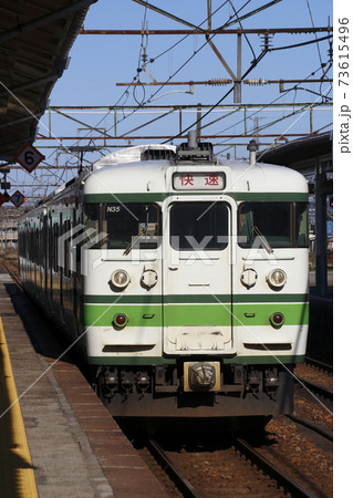 終焉近い信越本線115系（二次新潟色・快速） 73615496