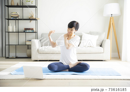 ヨガをする50代女性　 73616185