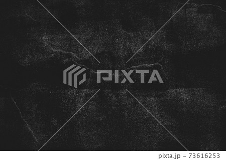 褪せた黒塗りの壁の背景素材 パターンd　モノクロ ハードイメージ 73616253