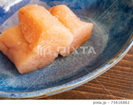 新鮮な明太子のクローズアップ。辛い調味料に付けたタラコ。 新鮮な明太子のクローズアップ。辛い調味料に付けたタラコ。 73616862