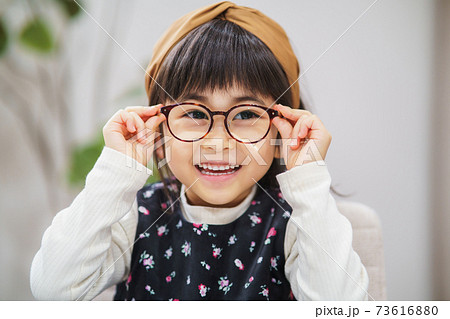 メガネの女の子　子供の弱視 73616880