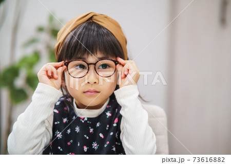 メガネの女の子 子供の弱視 メガネの女の子 子供の弱視 73616882