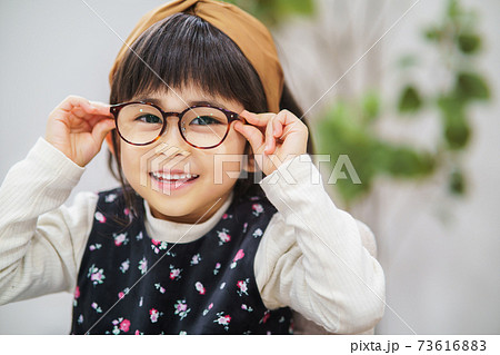 メガネの女の子　子供の弱視 73616883