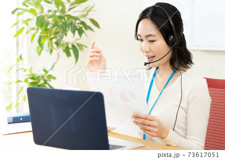 オンラインミーティングをする女性 オンラインミーティングをする女性 73617051