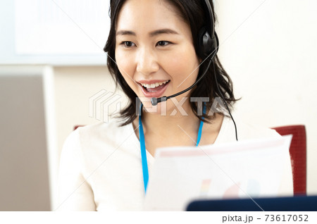 オンラインミーティングをする女性 オンラインミーティングをする女性 73617052
