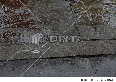 コンビニ駐車場の消雪パイプ（新潟県南魚沼市） 73617808
