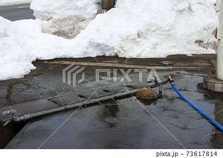 コンビニ駐車場の消雪パイプ（新潟県南魚沼市） 73617814