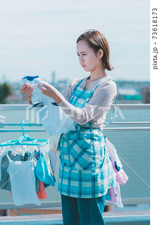 洗濯物の体操着 73618173