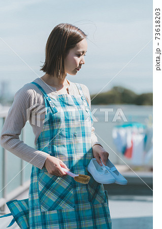 主婦の上履き洗い 73618203