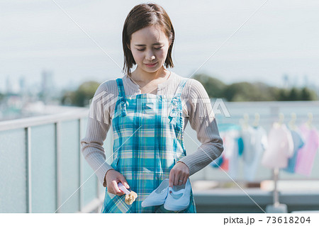 主婦の上履き洗い 73618204