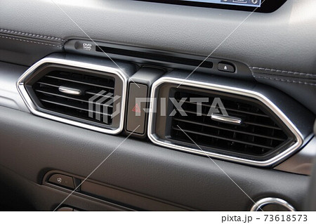 車内　エアコンの吹き出し口 73618573