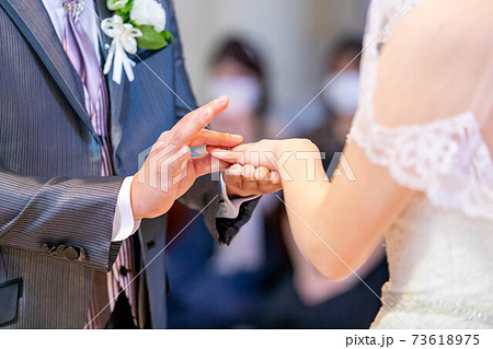 チャペル　新郎　新婦 指輪 73618975