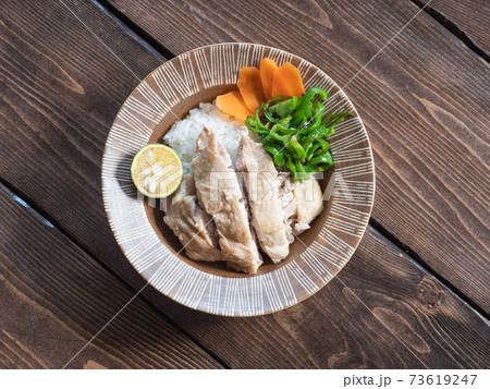 ご飯の上に乗せた鶏肉の料理、海南鶏飯(ハイナンチキンライス)。 ご飯の上に乗せた鶏肉の料理、海南鶏飯(ハイナンチキンライス)。 73619247