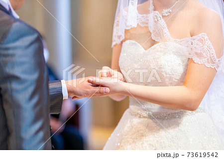 チャペル 新郎 新婦 指輪 チャペル 新郎 新婦 指輪 73619542