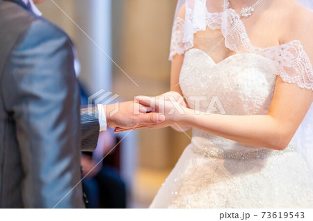 チャペル　新郎　新婦 指輪 73619543