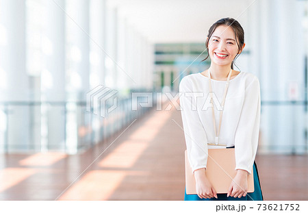 オフィスの若いエンジニア オフィスの若いエンジニア 73621752