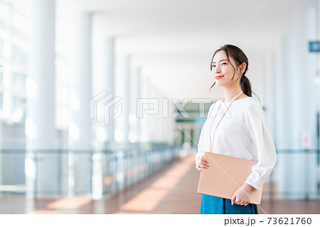 オフィスの若いエンジニア オフィスの若いエンジニア 73621760