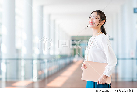 オフィスの若いエンジニア オフィスの若いエンジニア 73621762