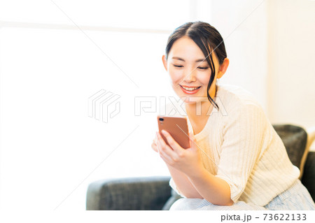 女性　スマホ　かわいい　ライフスタイル　カジュアル 73622133