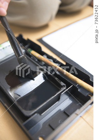 書道シーン 筆を整える 73622452