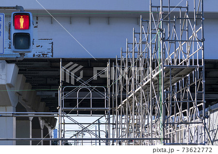 組み上げられた枠組足場 組み上げられた枠組足場 73622772