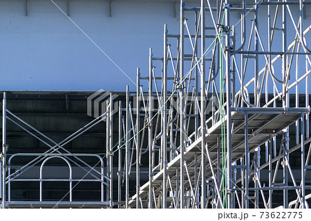 組み上げられた枠組足場 73622775