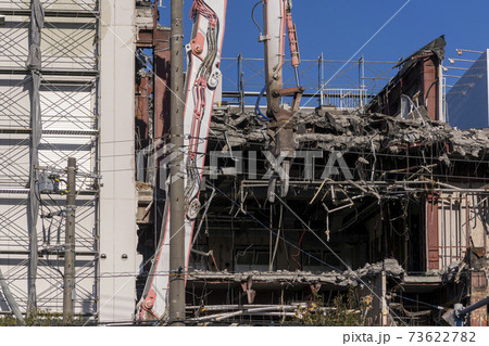 取り壊されるビルの解体工事 73622782