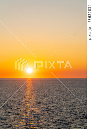 海に沈む夕日の写真素材