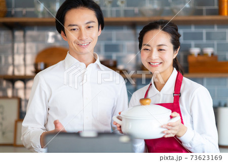 オンラインで料理教室をする夫婦 オンラインで料理教室をする夫婦 73623169