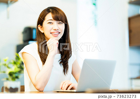 女性　テレワーク　リモートワーク　パソコン 73623273