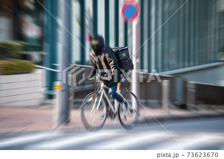 日本の東京都市景観　街角で見かけたフードデリバリーなど。逆走…＝東京・恵比寿、恵比寿スカイウォーク横 73623670