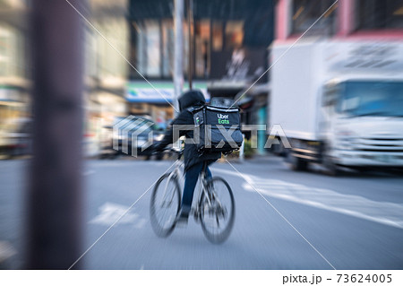 日本の東京都市景観　街角で見かけたフードデリバリーなど。後ろ姿…＝東京・恵比寿 73624005