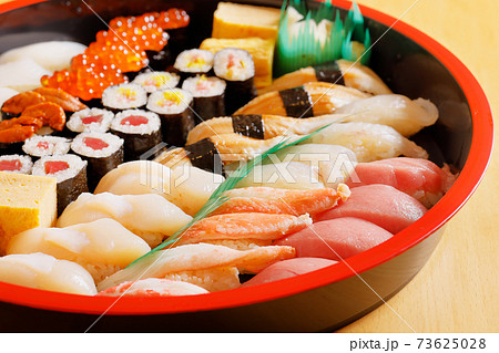 新鮮で美味しそうなお寿司の詰め合わせの写真素材