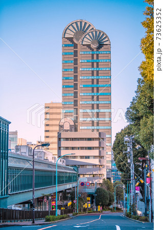 日本の東京都市景観　恵比寿ガーデンプレイスなどをつなぐ恵比寿スカイウォークと恵比寿駅方向を望む 73625352