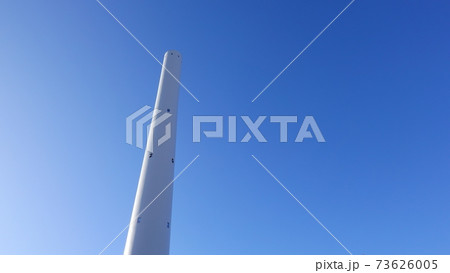 青空を背景にそびえ立つ白い巨大な煙突(広い空)　3636 73626005