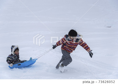 ソリ滑りする子供 ソリ滑りする子供 73626052