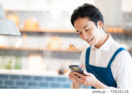 注文をとるアルバイトスタッフ 注文をとるアルバイトスタッフ 73626116