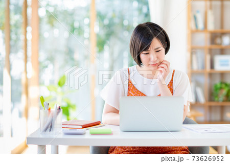 テレワークで悩む若い女性　 73626952