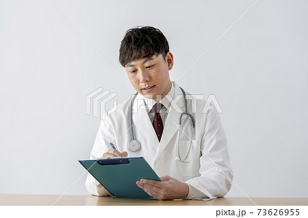 ミドルの男性医師　イメージ 73626955