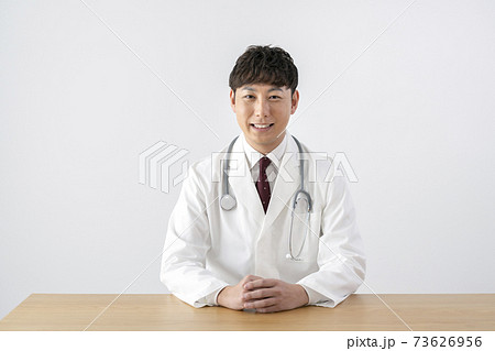 カメラ目線の男性医師　ポートレート　 73626956