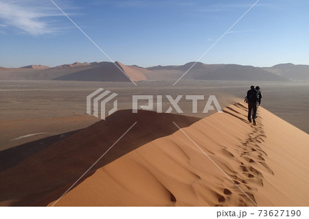 アフリカ ナミブ砂漠 dune45を歩く人 アフリカ ナミブ砂漠 dune45を歩く人 73627190