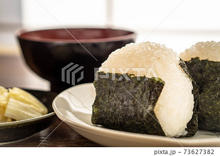 朝食の塩おにぎり 73627382
