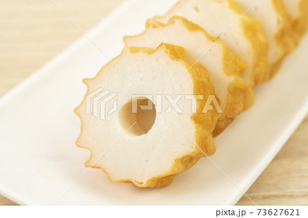 カットした野焼きかまぼこ 73627621